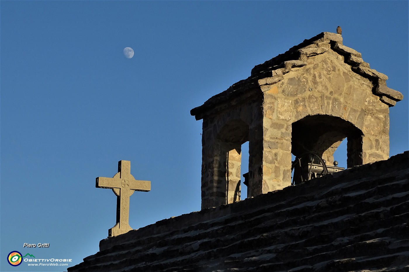 57 Alla Chiesetta-Santuario-Sacra Famiglia di Nazareth...con guarda che luna !.JPG